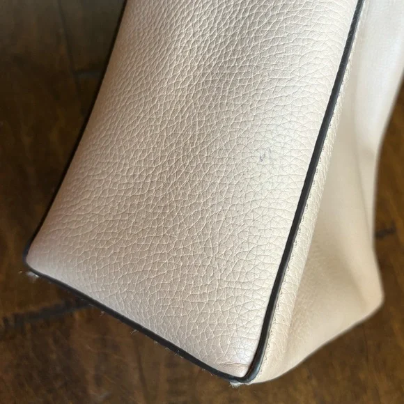 Tory Burch Shoulder Bag— Soft pebbled leather - Picture 6 of 7